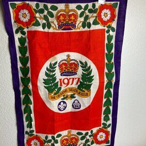 Vintage 1977s The QUEEN"S SILVER JUBILEE Irish Linen Crown
